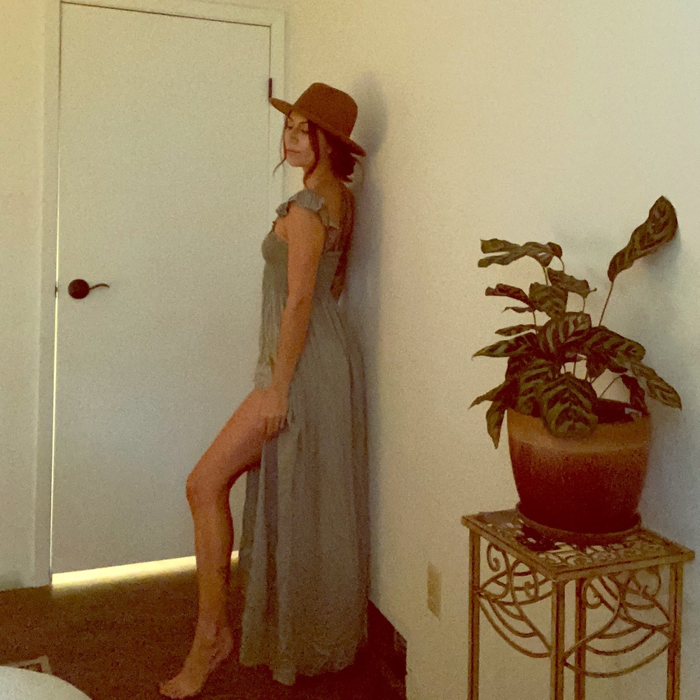 Sage green maxi vacation dress 🌹